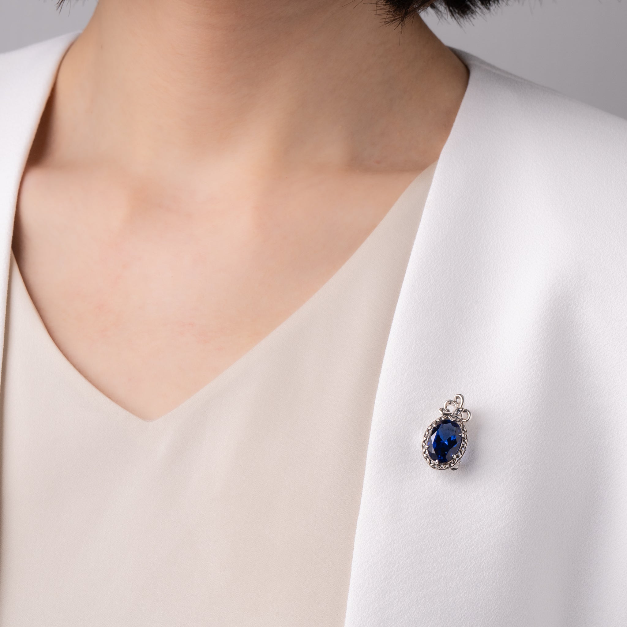 サファイア/ホワイトトパーズ シルバーブローチ兼ペンダントトップ(いぶし銀仕上げ/LGS/English Garden/ツタ・アラベスクモチーフ)《WBRGS005》