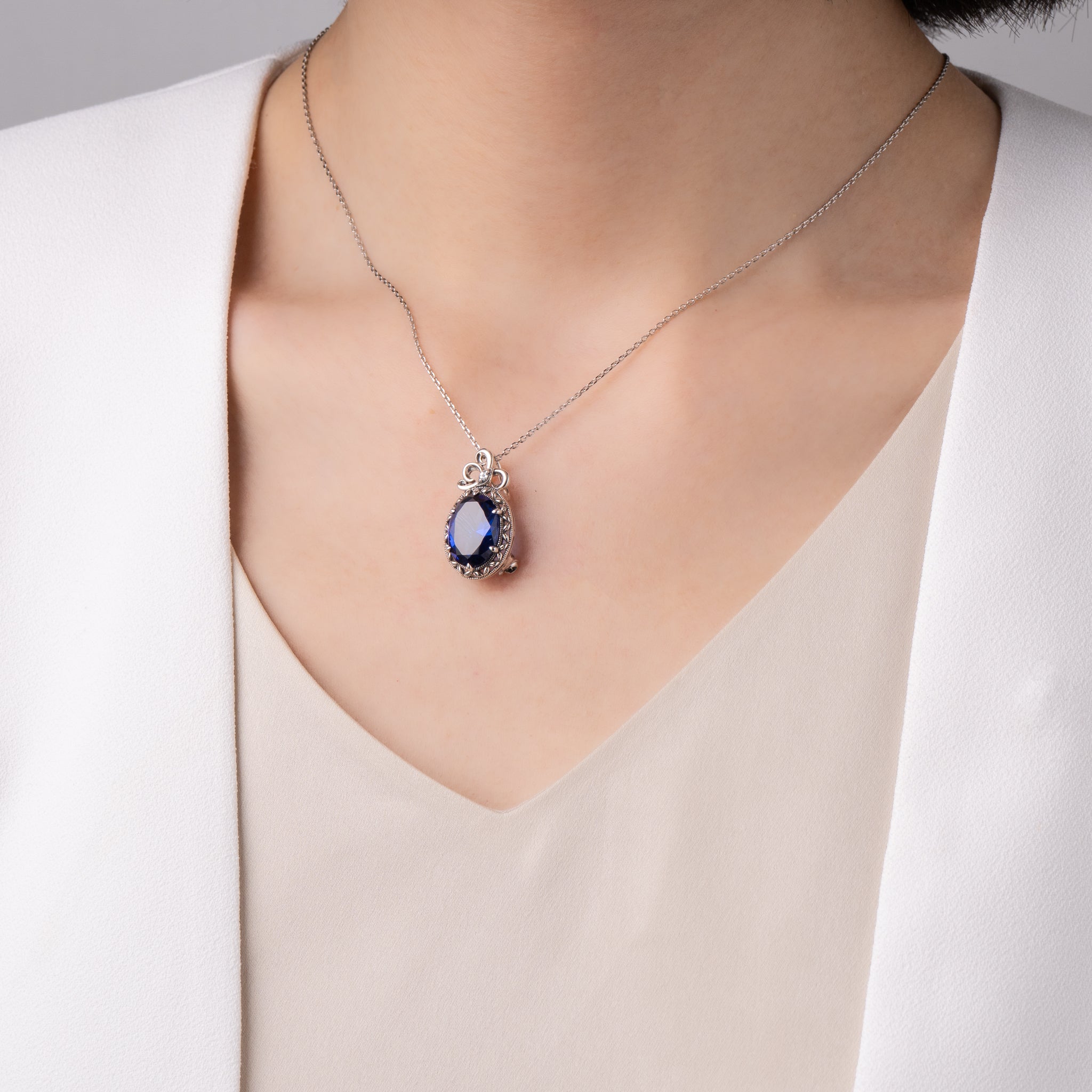 サファイア/ホワイトトパーズ シルバーブローチ兼ペンダントトップ(いぶし銀仕上げ/LGS/English Garden/ツタ・アラベスクモチーフ)《WBRGS005》