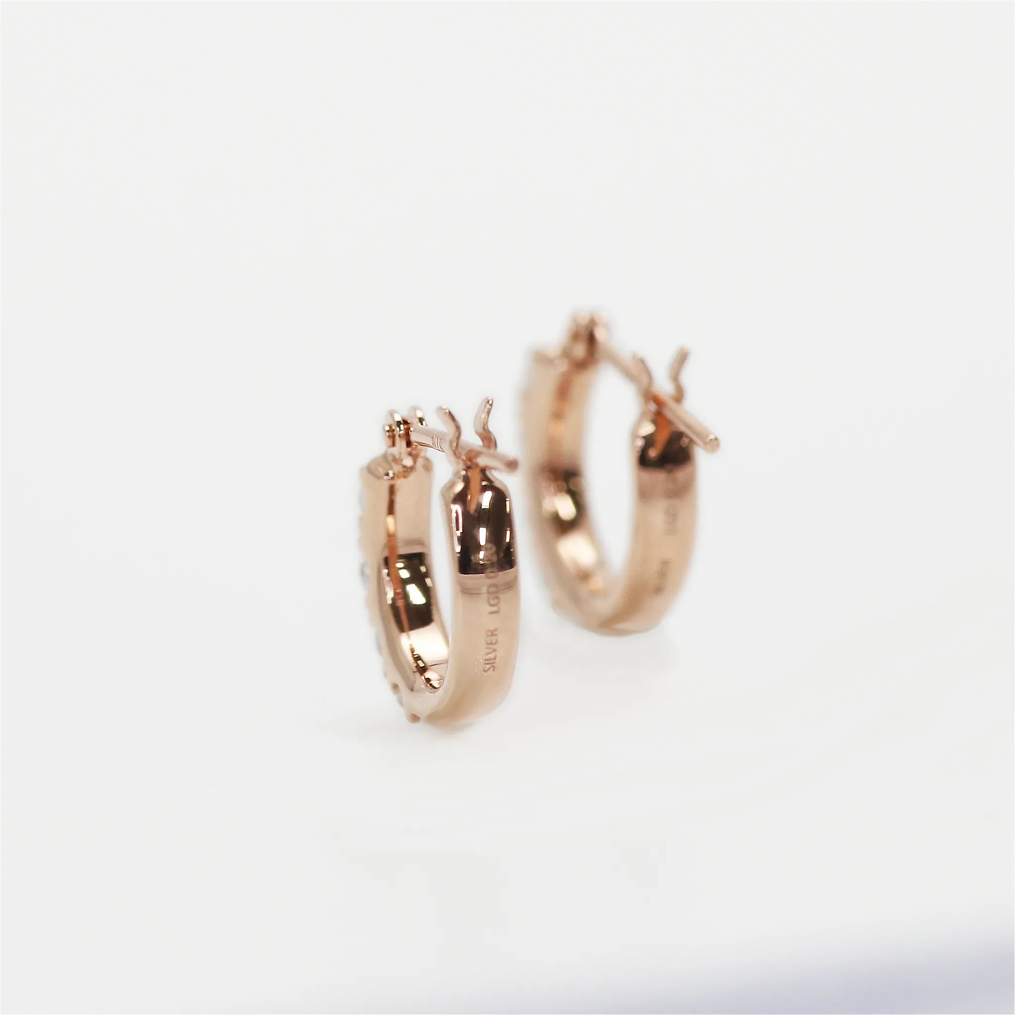 ダイヤモンド シルバーピアス（ラボグロウン/ミニフープ/計0.4ct/4月誕生石）《WEPG0077》