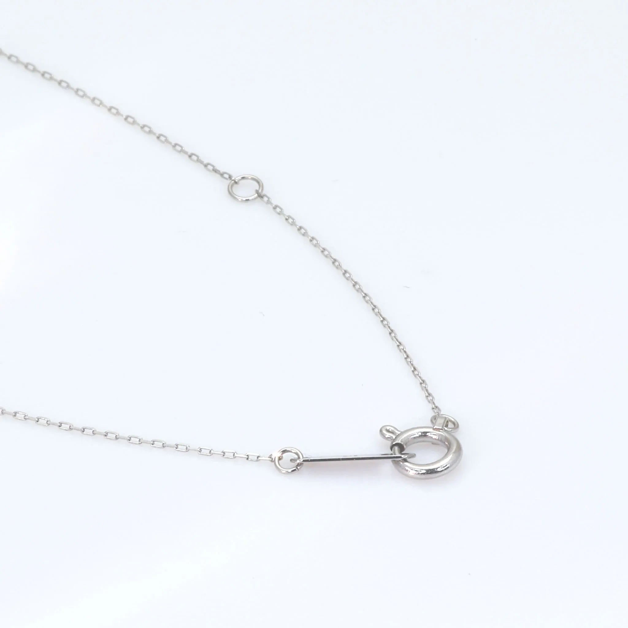 ラウンドダイヤモンド付きフルートボタンネックレス ダイヤモンド プラチナネックレス(0.15カラット/レーザーホール