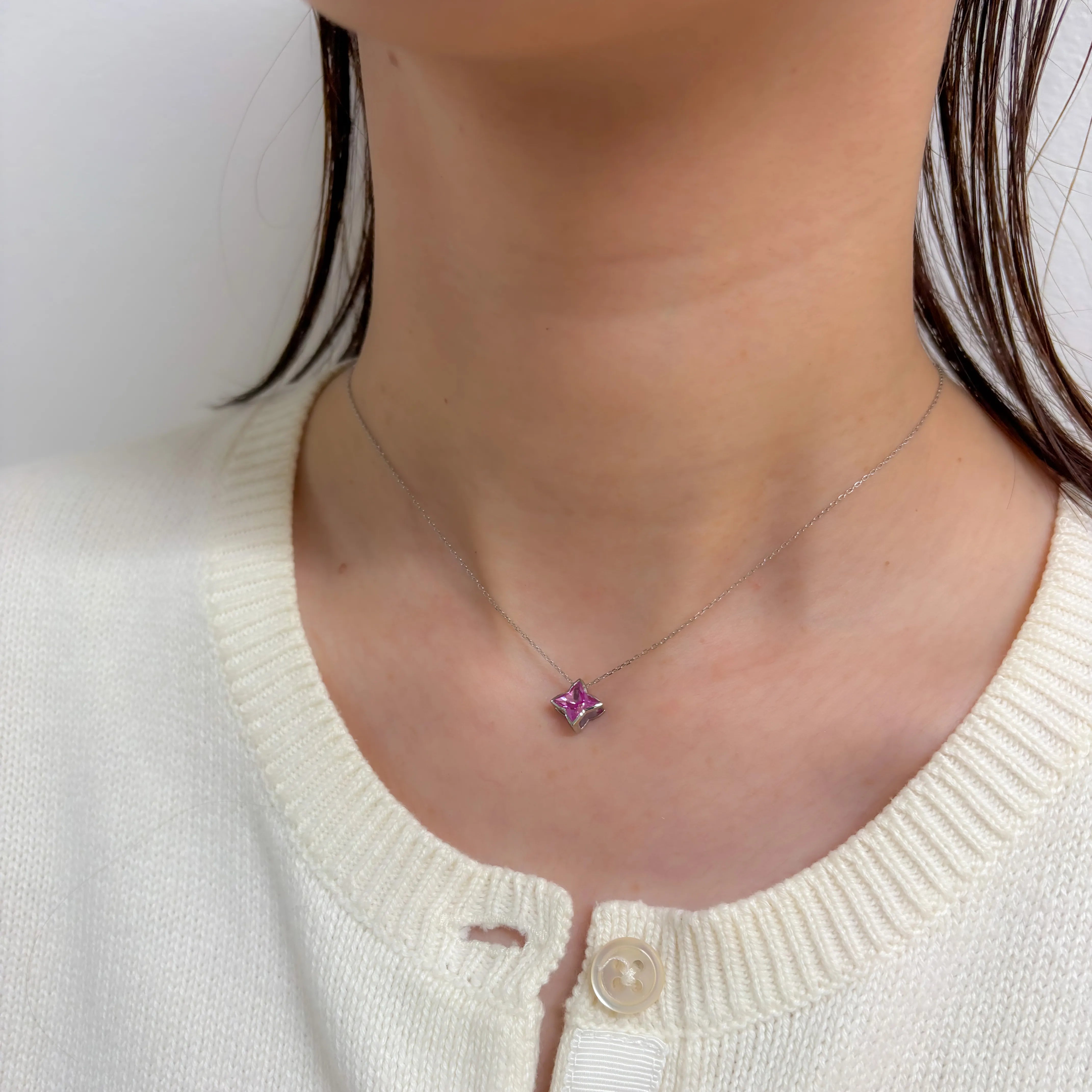 ピンクサファイア PTネックレス(クレサンベール/フラワー/フクリン/9月誕生石) 《WPDM4204》