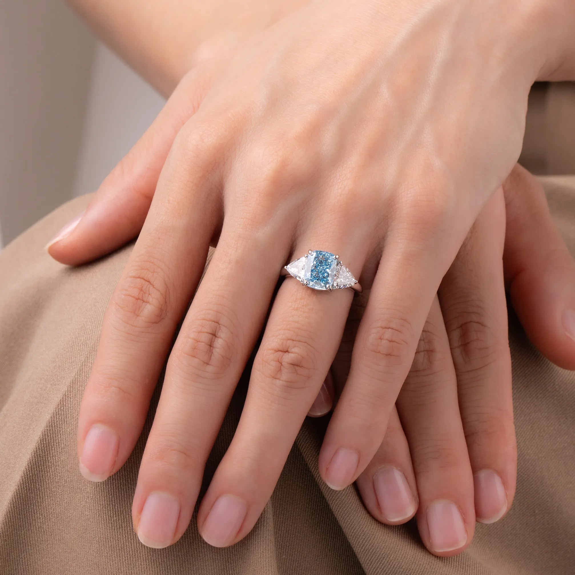 ブルーダイヤモンド プラチナリング(ラボグロウン/クッションカット/3.05ct/鑑別書付)《WRGG0031》