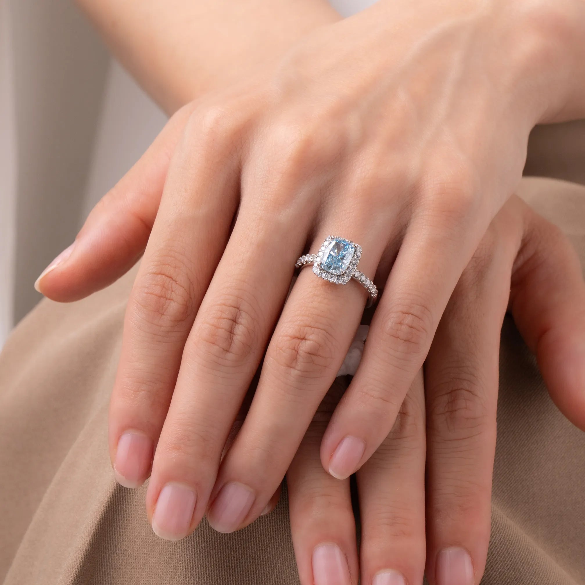 ブルーダイヤモンド プラチナリング(ラボグロウン/クッションカット/ヘイロー/2.08ct/鑑別書付)《WRGG0032》