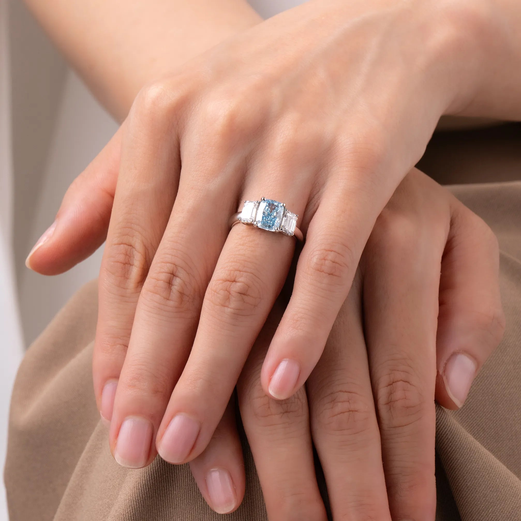 ブルーダイヤモンド プラチナリング(ラボグロウン/クッションカット/2.07ct/鑑別書付)《WRGG0033》