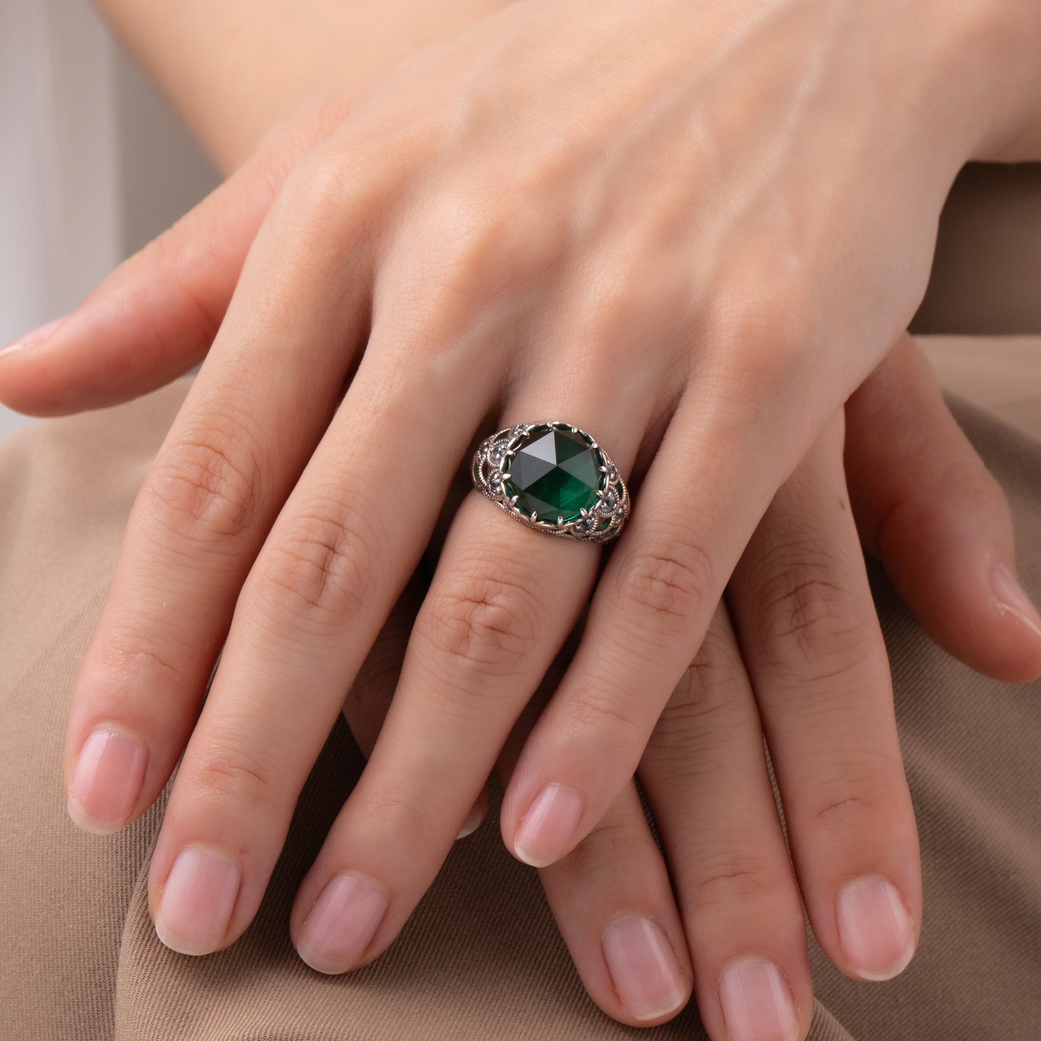 エメラルド/ホワイトトパーズ シルバーリング(いぶし銀仕上げ/LGE/English Garden/ダリアモチーフ)《WRGGE006》