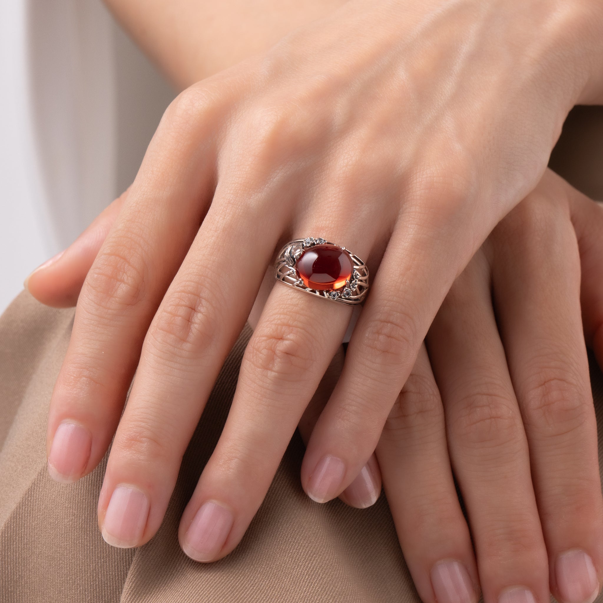 サファイア/ホワイトトパーズ シルバーリング(いぶし銀仕上げ/LGS/English Garden/庭の小さな来訪者たちモチーフ)《WRGGP001》