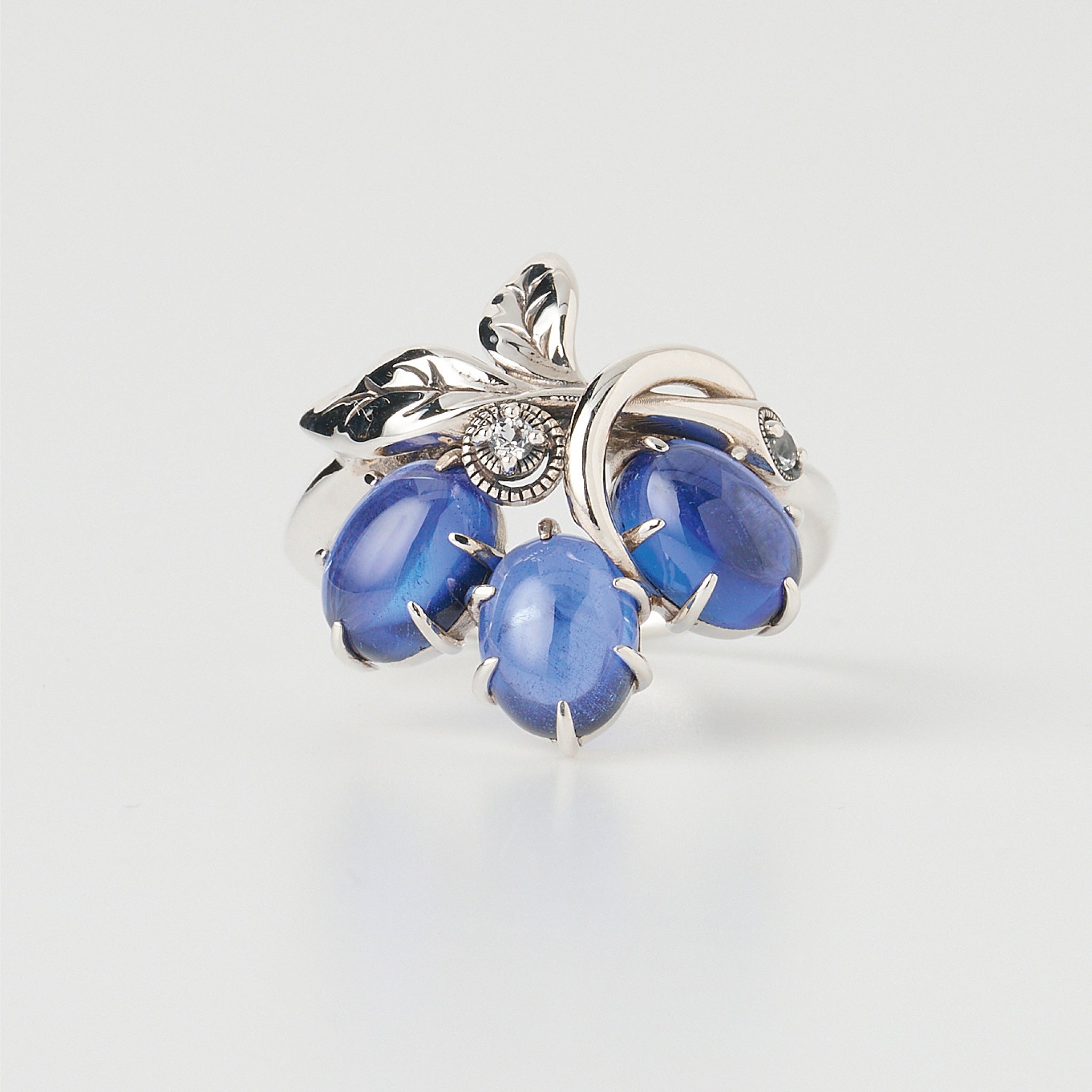 サファイア/ホワイトトパーズ シルバーリング(いぶし銀仕上げ/LGS/English Garden/ベリーモチーフ)《WRGGS009》